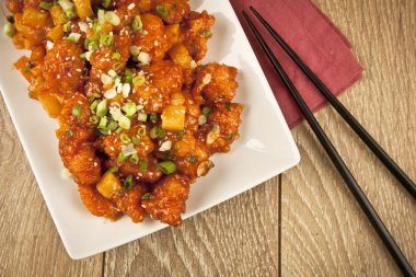 Tatlı ve ekşi tavuk taze soğan ve kavram tahta arka plan ile