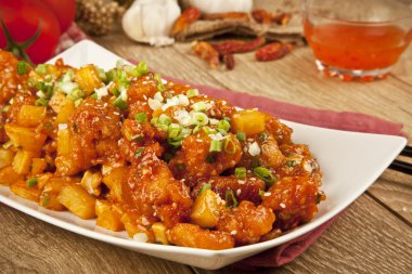 Tatlı ve ekşi tavuk taze soğan ve kavram tahta arka plan ile