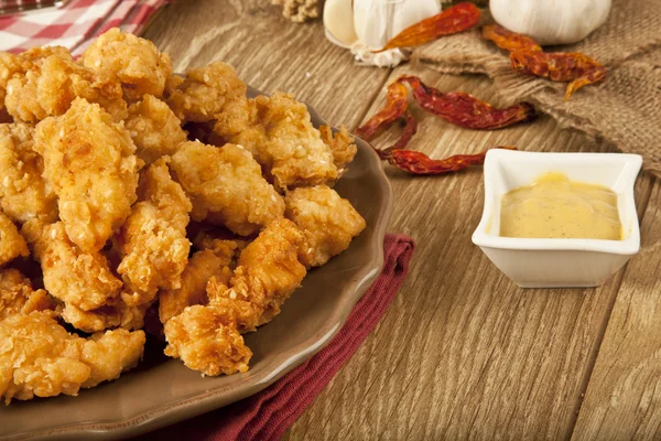 Frango fritar pop com mostarda mel na mesa de madeira — Fotografia de Stock