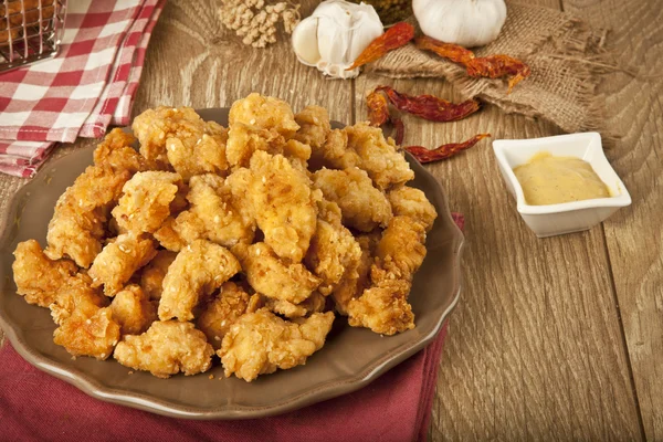 Fritto di pollo pop con senape al miele sul tavolo di legno — Foto Stock