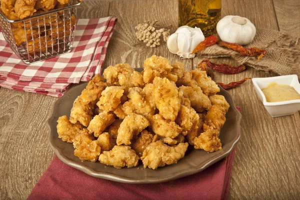 Frango fritar pop com mostarda mel na mesa de madeira — Fotografia de Stock