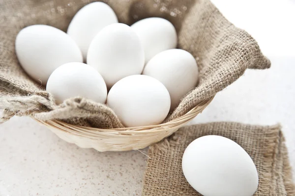 Verse eieren in een mand van boerderij — Stockfoto
