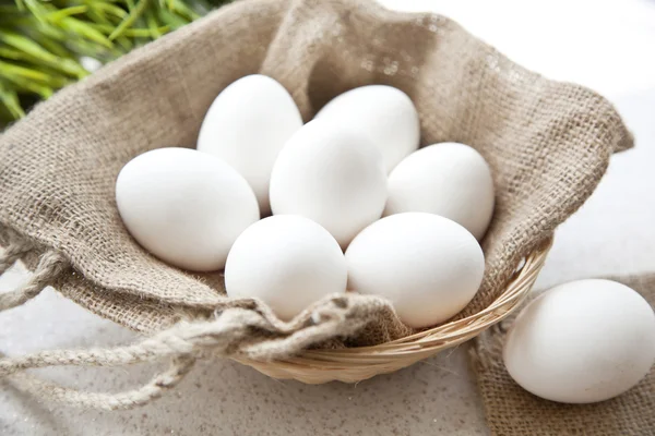 Oeuf frais dans un panier de la ferme — Photo