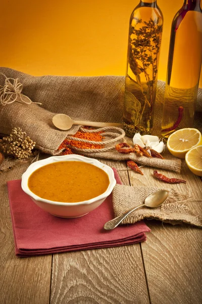 Zuppa di lenticchie con sfondo concetto di legno — Foto Stock