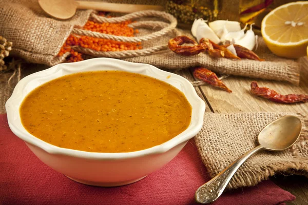 Linsensuppe mit hölzernem Hintergrund — Stockfoto