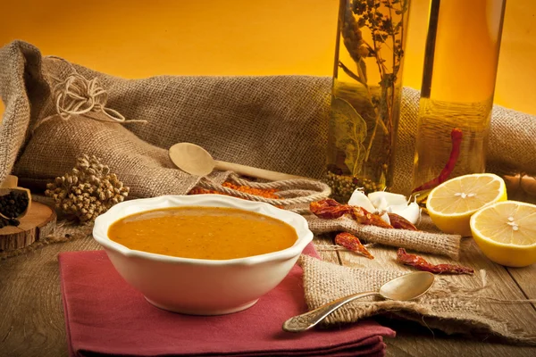 Чечевичный суп с деревянным фоном — стоковое фото