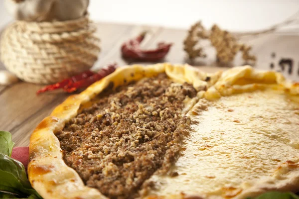 Deliciosa carne en forma de corazón y queso Pizza turca pide — Foto de Stock