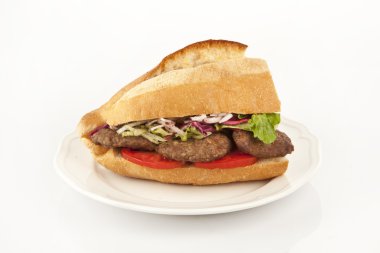 Lezzetli Türk Kofte Sandviçi (köfteler) izole edilmiş beyaz arka plan