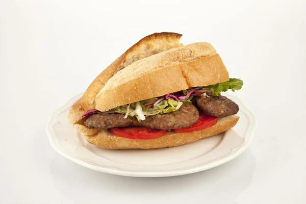 Heerlijke Turkse Kofte Sandwich (gehaktballen) geïsoleerde witte achtergrond — Stockfoto