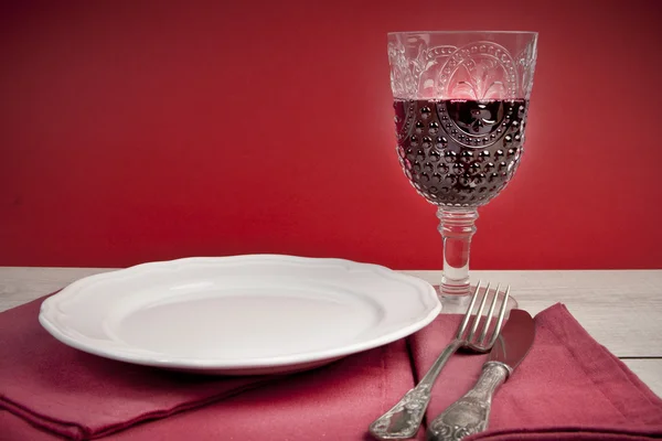 Assiette vide et verre à vin — Photo