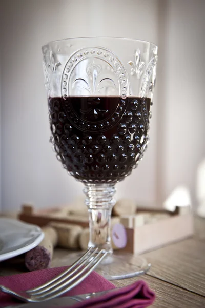 Placa vazia e copo de vinho — Fotografia de Stock