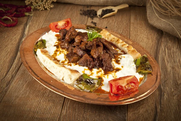 Türkischer Kebab Auberginen und Fleisch alinazik — Stockfoto