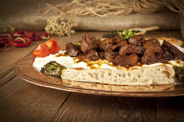 Turkisk kebab aubergine och kött alinazik — Stockfoto