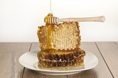 ile ahşap masa üzerinde Petek Bal