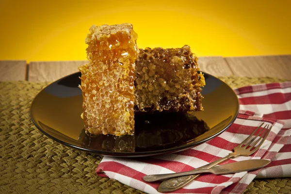 Miel con panal sobre mesa de madera — Foto de Stock