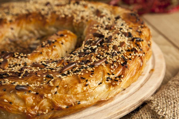 Turkse stijl vlees en kaas gevulde filo deeg borek kol boregi geserveerd met Chili peper — Stockfoto