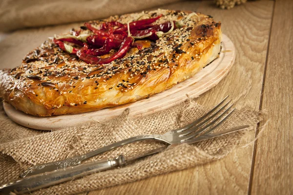 Türk usulü et ve peynir doldurulmuş filo hamur borek kol tarifi kırmızı biber biber ile görev yaptı. — Stok fotoğraf