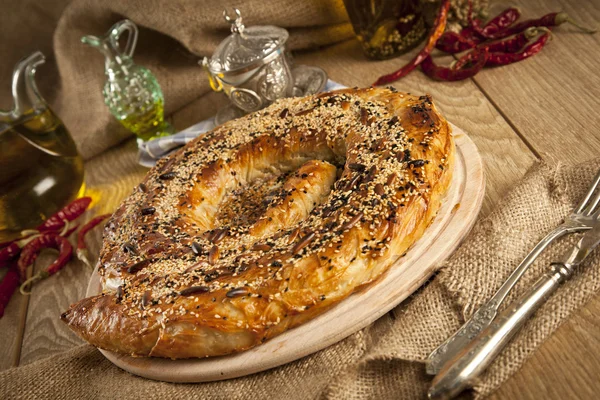 Carne de estilo turco e queijo recheado filo massa borek servido kol boregi com pimenta — Fotografia de Stock