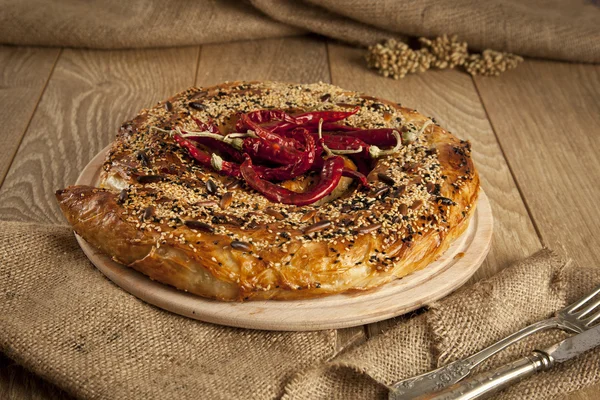 Stylu tureckim mięsa i serów nadziewane borek ciasta filo podawane kol boregi z chili — Zdjęcie stockowe