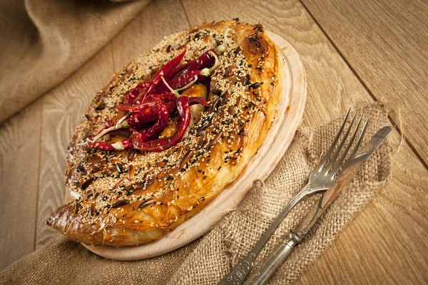 Türk usulü et ve peynir doldurulmuş filo hamur borek kol tarifi kırmızı biber biber ile görev yaptı. — Stok fotoğraf