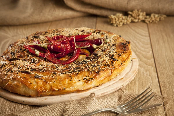 Carne de estilo turco e queijo recheado filo massa borek servido kol boregi com pimenta — Fotografia de Stock