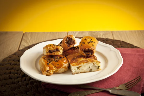 Turkse stijl vlees en kaas gevulde filo deeg borek geserveerd su boregi — Stockfoto