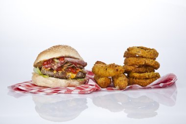 gurme burger peynirli mantar ve kalın kesilmiş jambon ve turşu ve bazı parmesan kızarmış patates, soğan kızartması.