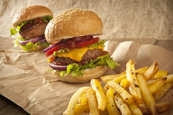 Hamburguesas frescas con papas fritas —  Fotos de Stock