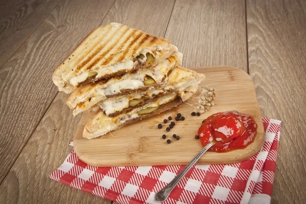 구운된 고기 (터키 kavurma)와 치즈 샌드위치 — 스톡 사진