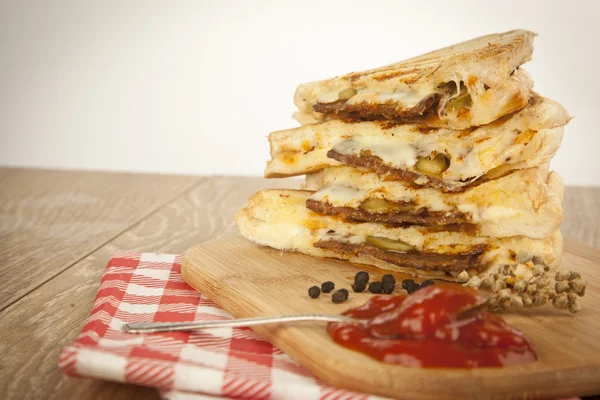 Toasted meat ( turkish kavurma ) and cheese sandwich — Stock Photo, Image