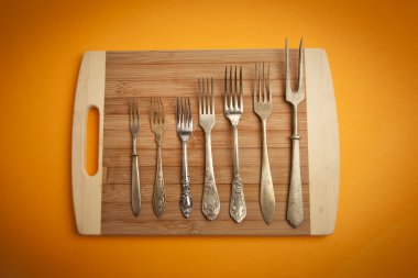 Ahşap doğrama tahtası üzerinde Vintage çatal