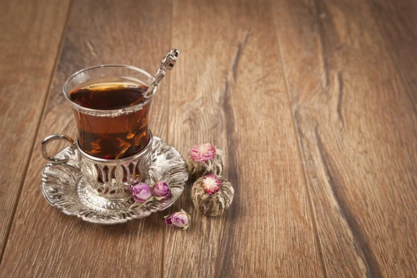 Verre de thé turc, sur fond de bois — Photo