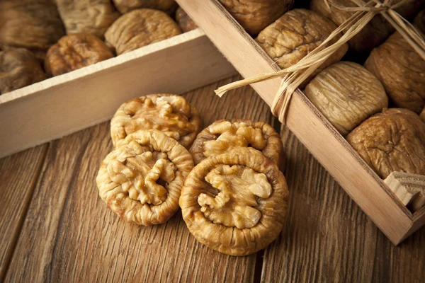 Dried figs with walnuts concept with wooden table — Stock Photo, Image