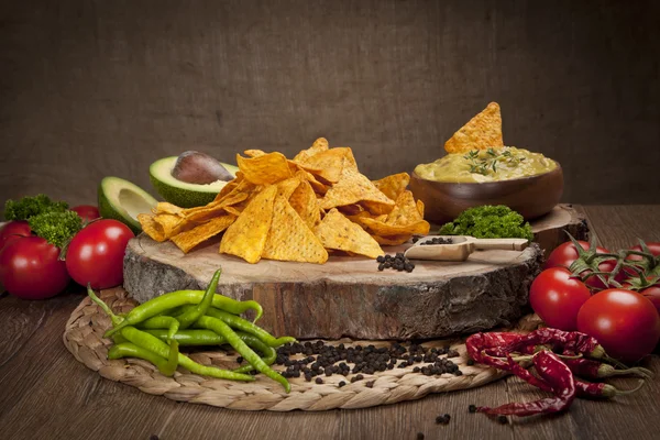 Cozinha mexicana: Nachos e molho Guacamole — Fotografia de Stock