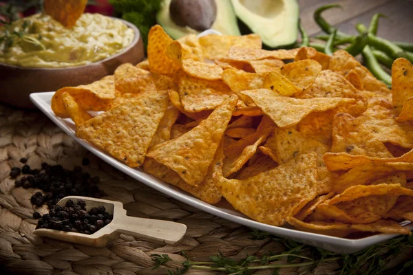 Mexikanische Küche: Nachos und Guacamole-Sauce — Stockfoto