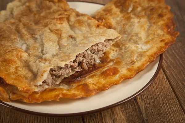 Turkish meat pie fried in oil ( Cig borek ) ( Raw pie or Tatar pie ) — Stock Photo, Image