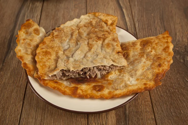 Turkish meat pie fried in oil ( Cig borek ) ( Raw pie or Tatar pie ) — Stock Photo, Image