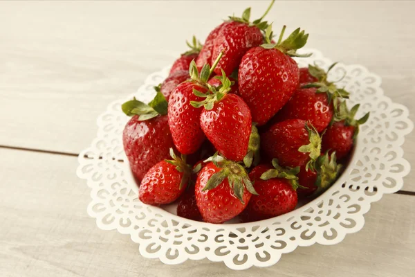 Juicy fresh ripe red strawberries on white plate — Stock Photo, Image