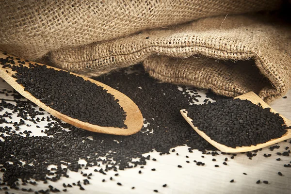 (Siyah kimyon) tahta kaşık üzerinde. Makro çekimi