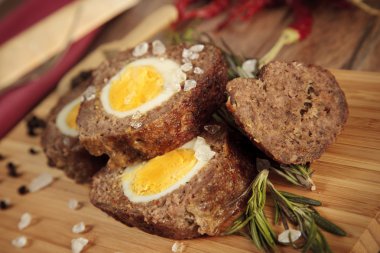 Paskalya için haşlanmış yumurta ile pişmiş köfte