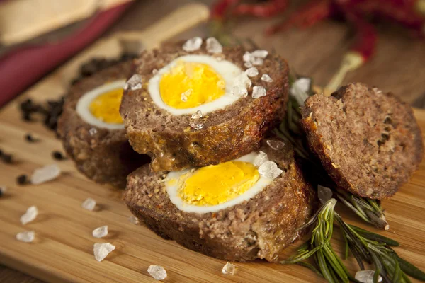 Baked meatloaf with boiled eggs for Easter — Stock Photo, Image