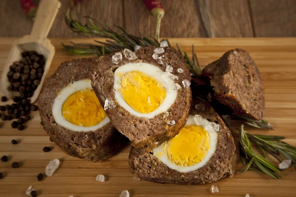 Pain de viande cuit au four avec des œufs durs pour Pâques — Photo