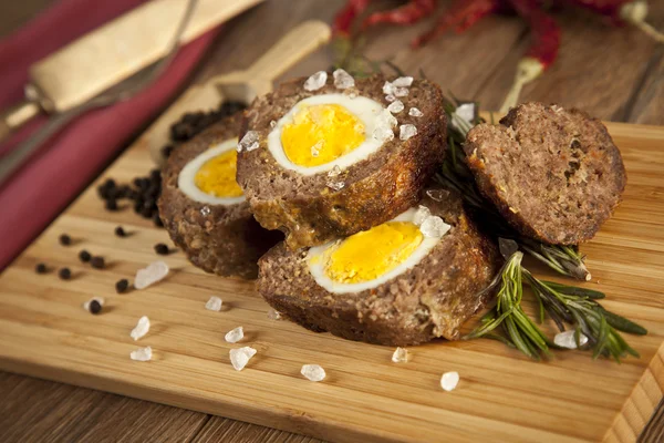 Baked meatloaf with boiled eggs for Easter — Stock Photo, Image