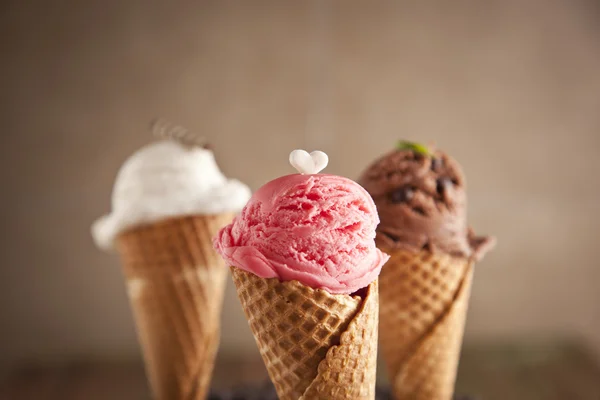 Coni di gelato assortiti — Foto Stock