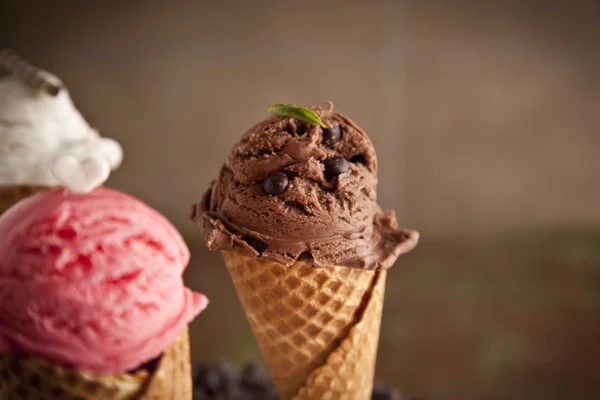 Coni di gelato assortiti — Foto Stock