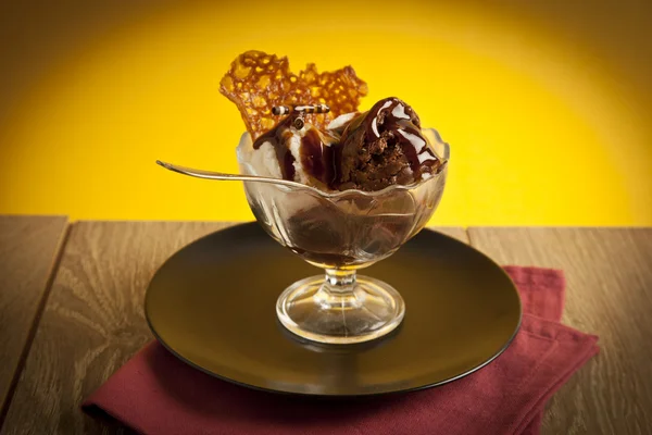 Crème glacée dans une tasse sundae sur fond jaune — Photo