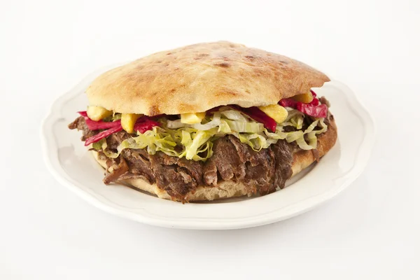 Doner Kebab - grillattua lihaa, leipää ja vihanneksia shawarma sandwich — kuvapankkivalokuva