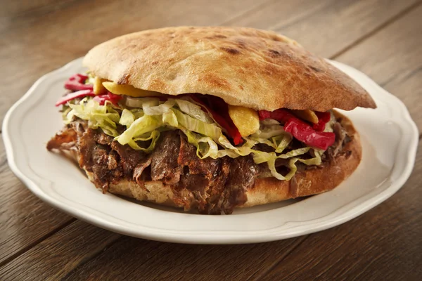 Донер Кебаб - смажене м'ясо, хліб та овочі бутерброд з шаурмою — стокове фото