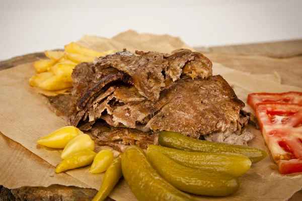 Döner kebab - grillezett hús, kenyérrel és friss zöldségekkel shawarma szendvics — Stock Fotó