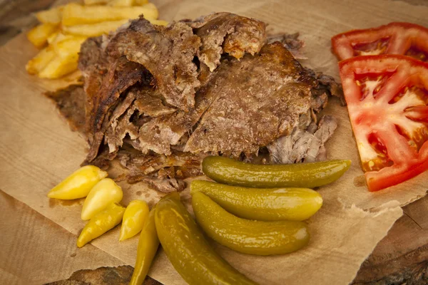 Донер Кебаб - смажене м'ясо, хліб та овочі бутерброд з шаурмою — стокове фото